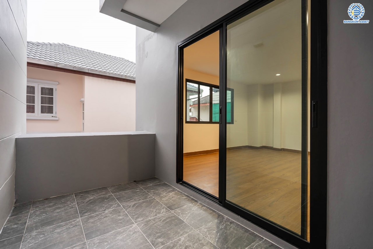 บ้านมือสองตกแต่งใหม่ ม.เศรณี ดอนเมือง-สรงประภา เนื้อที่ 27.7 ตร.ว. ฟังก์ชันจัดเต็ม 4 ห้องนอน 3 ห้องน้ำ จอดรถได้ 1 คัน ตอบโจทย์ครอบครัวใหญ่ มีความเป็นส่วนตัว เดินทางเข้าสู่ใจกลางเมืองได้อย่างสะดวกสบาย ใกล้สนามบินดอนเมือง และทางด่วนศรีสมาน...